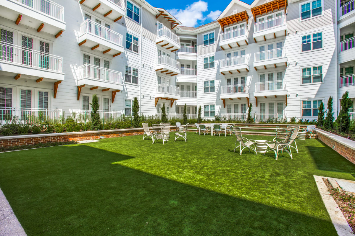 outdoor courtyard in luxury houston apartments near Humble, TX